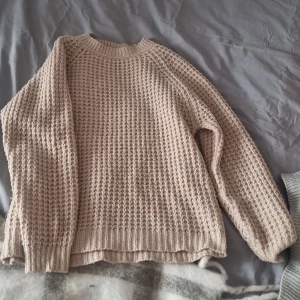 Beige stickad tröja - Säljer denna super fina stickade tröjan får lager 157 då jag inte använder tillräckligt för att ta upp plats i garderoben 🩷 liiiite nopprig därav priset