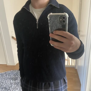 Zara quarterzip - Marinblå ribbstickad quarterzip från zara. Använd men i väldigt bra skick. Kom privat för mer frågor eller bilder
