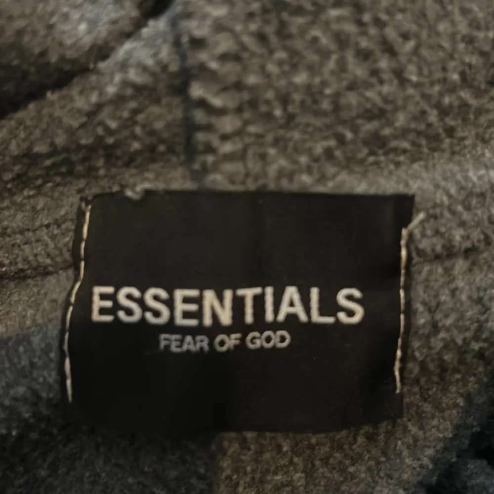 Säljer min skit snygga hoodie från essentials i storlek M. Säljer pga att jag ej använder längre och hoppas att någon annan vill använda den ❤️. Hoodies.
