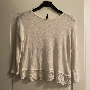 Vit tröja från H&M  - Fin vit tröja från H&M divided. Fint skick