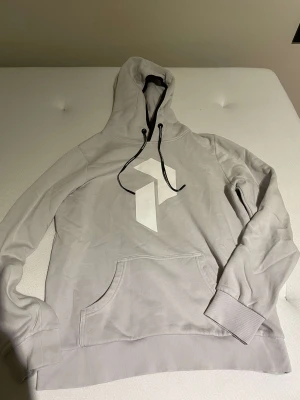 Peak performance tröja  - Peak performance tröja. Säljer pga den har blivit för liten. Äkta såklart. Billig vid snabb affär 