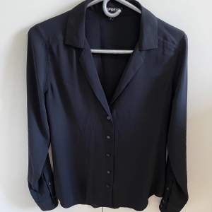 Skjorta från Express, svarta, storlek S, väldigt snygg. Den är i bra skick, den är lite skrynklig för att vikas.