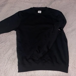 CP Company Sweatshirt - Storlek M Finns och hämtas i Linköping I nyskick köpt i tidig vår men säljer pga använder knappast DM för mer frågor