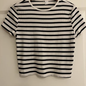 Randig tröja - Säljer denna randiga t-shirt, den är ribbad, fint skick knappt använd och fint skick inga defekter! Det är storlek L och en tight modell skulle passa Xs med tanke på att jag köpte den när jag hade storlek Xs!