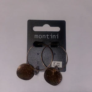 Örhängen  - Säljer dessa guldiga lejonen från ur och Penn! Aldrig avböjda men tvättas innan leverans (fake guld) kostar 20kr plus frkat! Org pris är 59kr