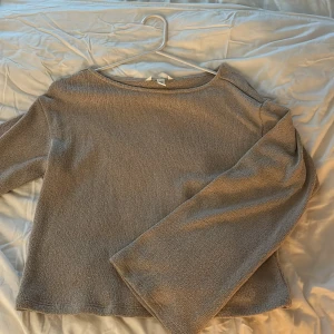 beige stickad  - Beige stickad tröja från Hm🍁❤️‍🔥Säljer likadan i svart också🍁