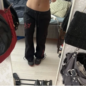 Ed Hardy Trackpants - Skitcoola byxor köpta här på plick och ursprungligen från Urban Outfitters men säljer vidare då jag inte använder dem längre 💗🫶 Superbra skick! Knappt använda ❤️(Lånade bilder från förra ägaren)
