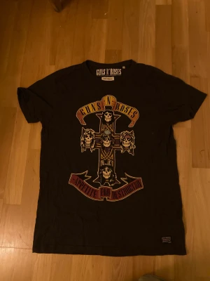 En  Guns N’ roses t-shirt  - En oversize Guns N’ roses t-shirt i st M. Säljer för att jag hittade den i garderoben och inte visste att jag ens ägde den och den passar inte min stil 
