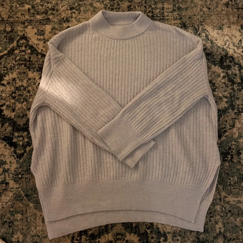 Lång oversize tröja från H&M! Tröjan är randigt stickad och är sparsamt använd😇 kontakta för mer info😚. Stickat.