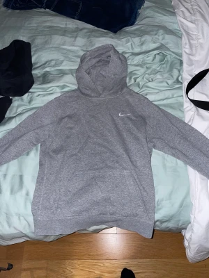 nike hoodie - säljer denna nike hoodien som inte kommit till användning på länge, hör av er vid frågor eller intresse❤️