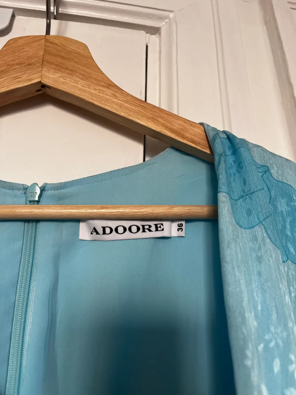Positano dress från Adoore, stl 36.  Endast använd 1 gång och i nyskick!   Länk till klänningen:  https://adoore.se/products/positano-dress-blue    Hämtas/möts upp i Stockholm eller skickas via post/Instabox. . Klänningar.