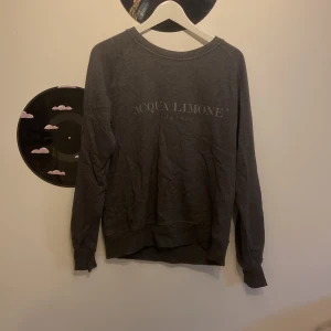 Aqua limone sweater - Tjocktröjan från aqua limone, knappt använd och passar till olika storlekar beroende på hur man vill att den ska sitta☺️