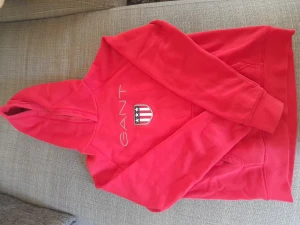 Röd Gant Hoddie! - En röd, äkta Gant hoodie, använd ett fåtal gånger!