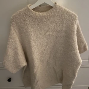 Stickad tröja  - Kortärmad stickad tröja i beigevit