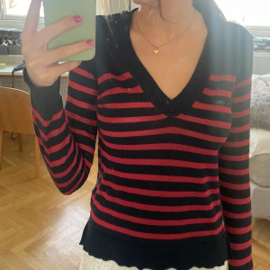 Glittrig, randig, långärmad zadig tröja - Väldigt cool tröja i bra skick. Cool med menade slitningar längst ut på armarna och längst ner på tröjan. Är använda fåtal gång. Nypris : 1800