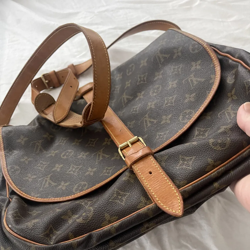 Äkta louis Vuitton  Saumur handbag  Brown,Synthetic  Mer information. Skicka sms . Väskor.