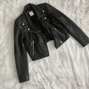 Läderjacka Vintage - Vintage läderjacka i högkvalité, bra skick  Osäker hur gammal den är, men jag köpte den på vintagebutik. Storlek XS 100% äkta läder 