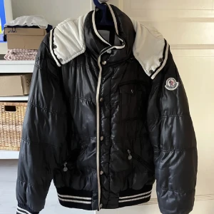 Cool vintage Moncler jacka - Cool vintage moncler jacka i använt skick, dragkedjan till ena fickan och dragkedjan till att stänga jackan är trasiga men går säkert att fixa. jackan kan också stängas med knappar så funkar toppen att ha så. Vet inte om den är äkta därav priset