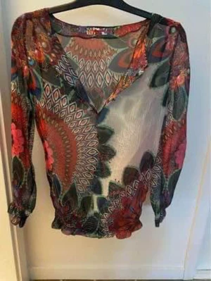  Blus  från desuigal - Fin blus från desigual strl s  Transperat  Blommigt mönster  FRI FRAKT FRAM TILL SÖNDAG KVÄLL🤩👏👏