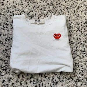 Cdg t-shirt - Vit Cdg t-shirt. Skick 8/10, inga fläckar eller andra skador på tröjan.
