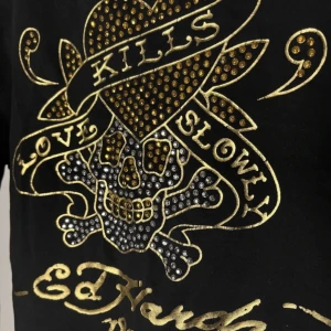 Snygg Ed Hardy zip - Storlek S i damstorlek. Ska sitta ganska tajt på kroppen, lite croppad. Mått: Längd (med kragen) 54cm Bredd (armhåla till armhåla) 45cm Armlängd från kragen: 67cm  Inga defekter, säljer för ja inte visste att de va tjejmodell.