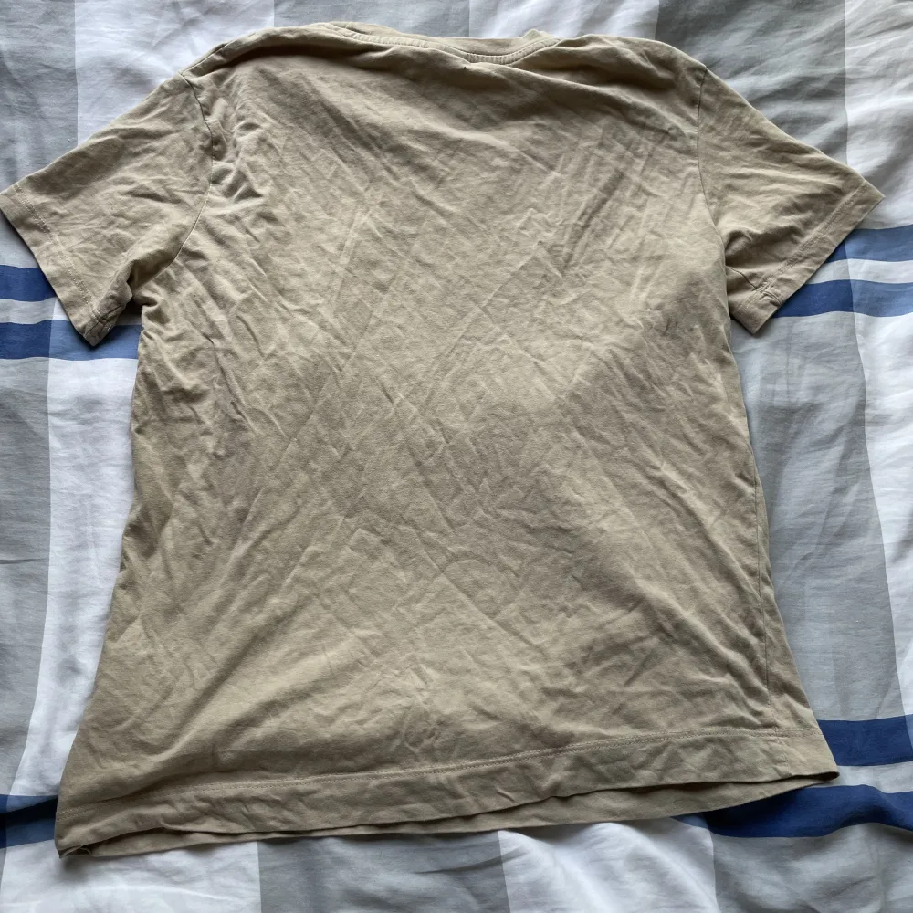 Säljer nj min beige T-shirt från hm få den blivit för liten. Inte mycket använd så bra skick! Håller på och garderobränsa så var inte rädda för att kolla resten av profilen!. T-shirts.