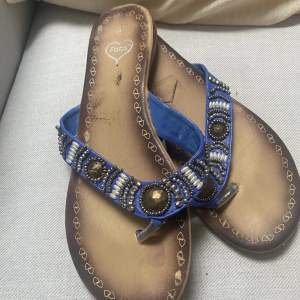 Sjukt unika och bohemiska sandaler, med fina pärlor och stenar. Storlek 41, i bra men använt skick! 💗