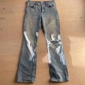 Säljer mina fina Gina Young jeans på grund av att jag har gått ner några storlekar och där med inte kan ha dem längre💕Dom e i bra kvalitet då jag inte använt de så mycket dom e dock lite slitna längst ner på benen (bild 3)💗om du har frågor fråga bara på!