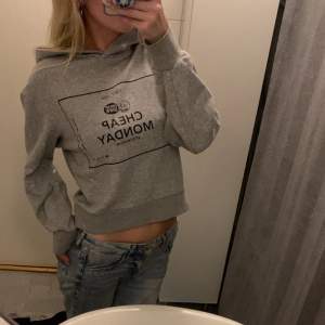 Jätte skön grå hoodie från Cheap Monday vilket är ett märke som inte säljs längre! Säljer då den inte kommit till användning på ett bra tag💕pris kan diskuteras skriv privat