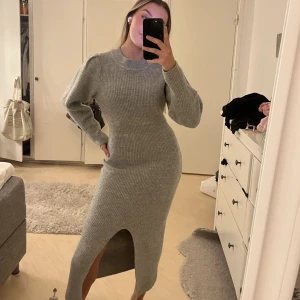 Adoore klänning  - Höst, vinter,vår klänning❤️ säljer denna fina klänning, blev inspirerad då jag såg bianca ingrosso ha den. Älskar den men har använt❤️ väldigt bra skick originalet kostar 1600