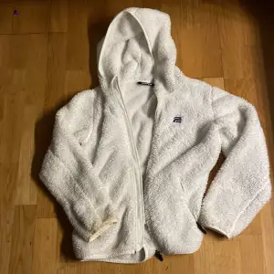 Säljer denna mysiga zipup hoodie. Är i fint skick!