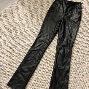 Skinnbyxor - Säljer dessa bootcut skinnbyxor med en dragkedja på ena sidan, man kan välja om man vill ha slit eller inte, använda en gång 🩷