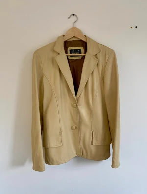 Skinnkavaj - Fin beige jacka i äkta skinn. Mycket gott skick! Storlek 38, small-medium.