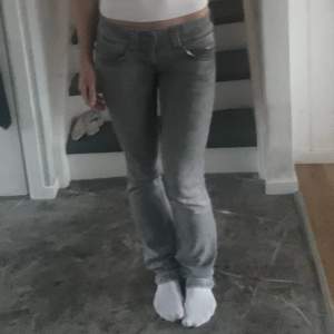 Super fina gråa jeans ifrån Pepe i storlek 27/34💕 Köpta här på plick 😇 Jag är 172cm och de passar bra i längden! Skriv vid funderingar eller fler bilder🙌
