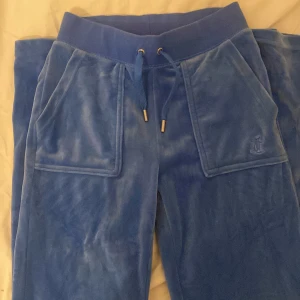Juicy byxor - Säljer dessa juicy byxor i storlek xxs (passar även xs och s) dom är i färgen Regatta. Köptes i somras o nästan aldrig använda 