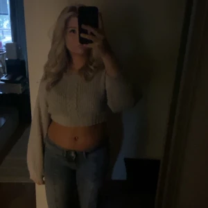 Kroppad stickad grå tröja - Kortare grå stickad tröja ifrån nakd