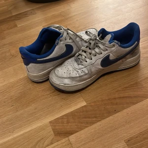 Air force one skor - Säljer mina gamla feta air force one skor. Skick 5/10 finns skador innuti och på sulan men kan fixas och bli snyggare. Ordinarie pris ligger runt 1300kr, mitt pris 150kr. Storlek 40