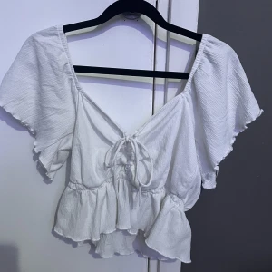 Topp - En vit topp från Gina Tricot i storlek S 🤍 använt ett par gånger 💕