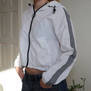 Vit vindjacka - Vid vindjacka från Garage, köpt i USA. Lite cropped och med luva. Perfekt skick! Jag använde den mycket för att träna i men använder den ej längre därför säljer 👻