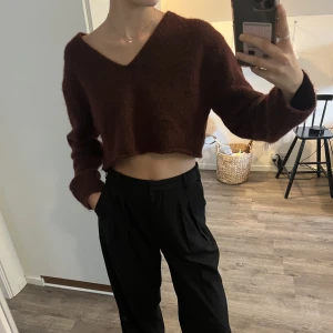 Vinröd stickad zara tröja - Stickad, croppad tröja från Zara i vinröd färg. Storlek S. Använd fåtal gånger och sticks inte. 