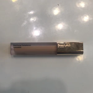 Beauty act concealer. - Bara tästad. Bra skick köpt på kicks. Säljer för den var för mörk för mig. 