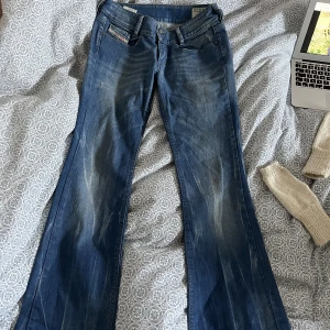 Diesel jeans low waist - Ett par skit snygga Vintage diesel butcut jeans! Perfekta nu till hösten🍁köpa second hand men aldrig använda, skriv för fler bilder och mått!🫶🏼
