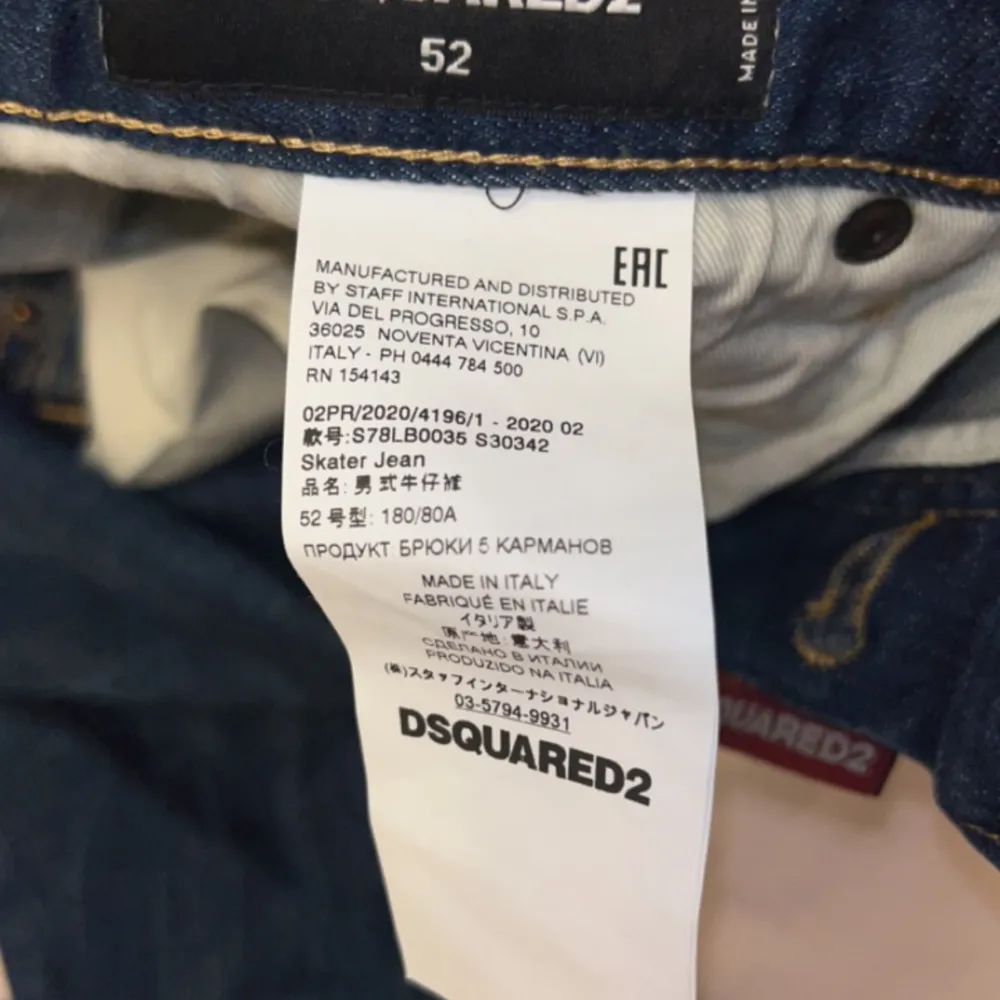 Dsq2 jeans passar folk med M  Dsq2 Italian size 52. Jeans & Byxor.