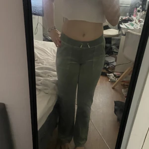 Gröna juicy couture  - Jag säljer mina ljusgröna juicy couture byxor för att dom inte kommer till användning länge dom är som nya ❤️