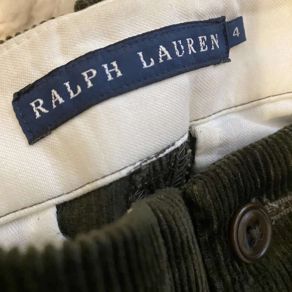 Manchesterbyxor i ridbyxmodell från Ralph Lauren. Mörkgröna i storlek 34.. Jeans & Byxor.