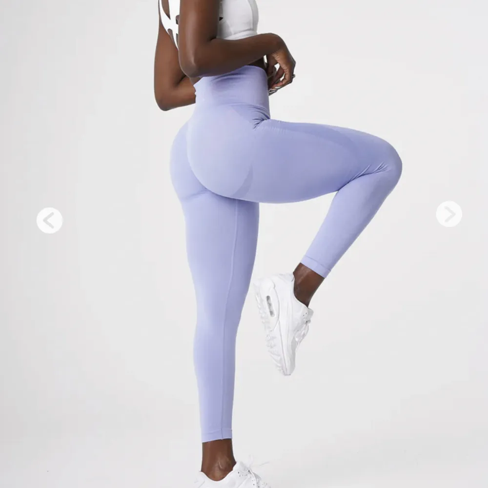 Träningstights från NVGTN med namn ”Contour Seamless Leggings”. Stretchiga, seamless och supersnygga i sin pastell-lila färg. Helt oanvända, köptes i somras för 620 kr (+ frakt), säljer för 400 kr 💜. Övrigt.