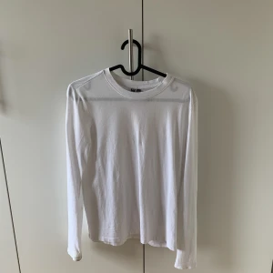 Tröja - Säljer denna tröja från pieces i storlek xs