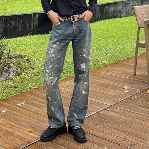 Helmut Lang painter jeans from 1998. Extremt fin kondition och väl omhändertagna. Majoriteten av färgen är som ses på bilden. Grailed priser sitter mellan 500$-600$