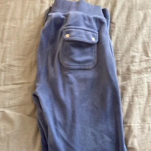 Grey blue juicy byxor🫶 - Ett par jätte fina juicy byxor i färgen gray blue. Jag är ca 158 och har sytt upp de ca 5 cm men går lätt att sprätta upp om man skulle vela göra de❤️Säljer eftersom de inte kommer till andvänding längre.