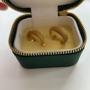 Örhängen från ani - Jag säljer mina fina örhängen från Ani som tyvärr inte kommer till användning. Har använt dem bara två gånger. Nypris 1100kr. Priset kan diskuteras. Köparen får stå för frakten☺️💓